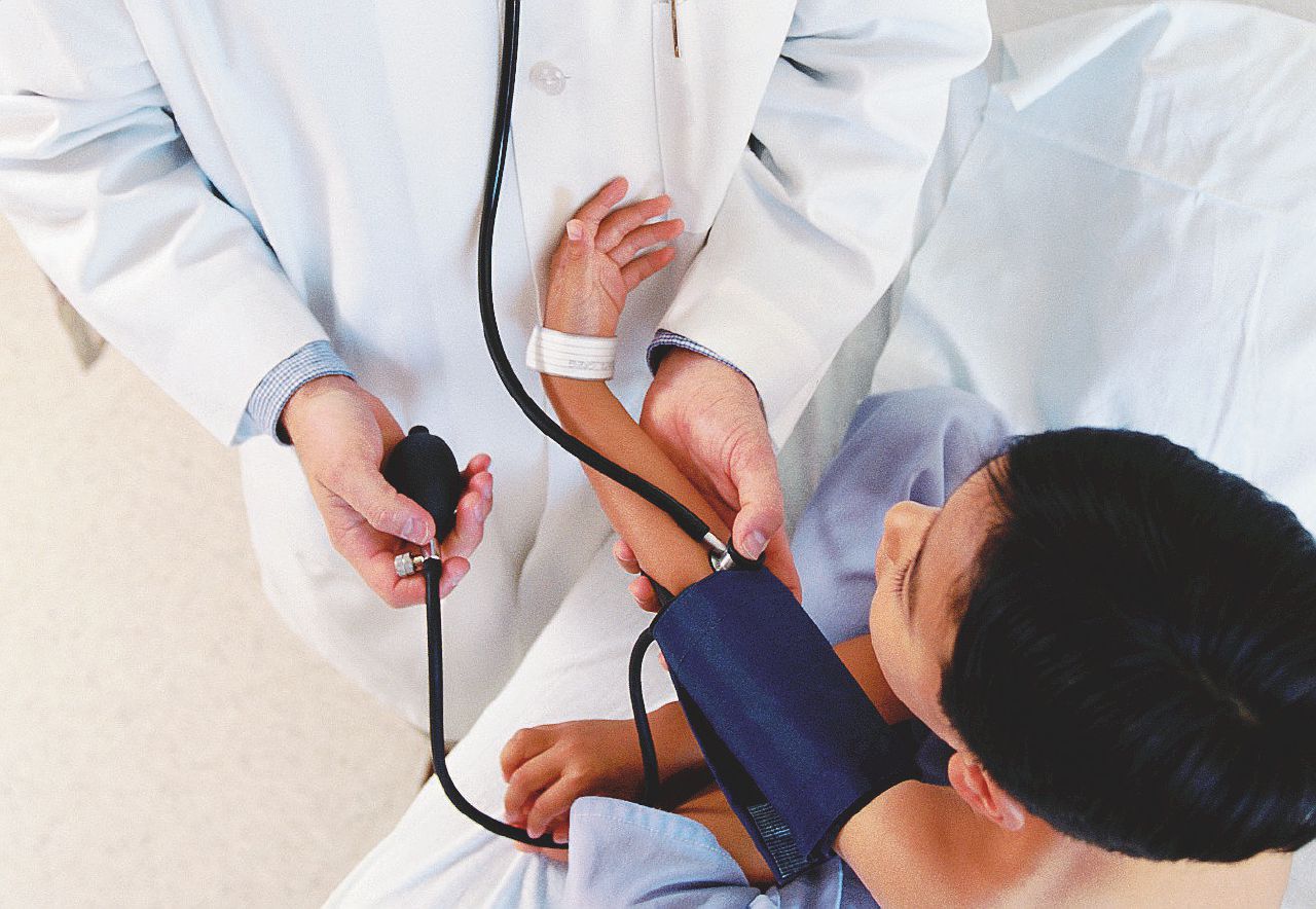 *OR* n.11/10 - operatori sanitari - medici - pediatra controlla la pressione arteriosa a un bambino - ambulatori sanitari - cure mediche